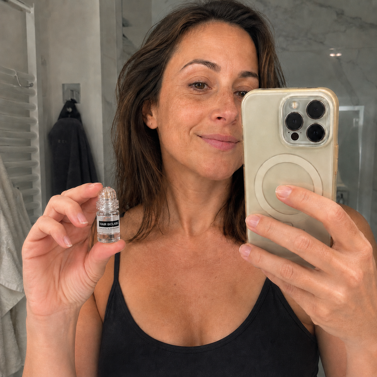 Mujer usando Hair Biolabs en casa